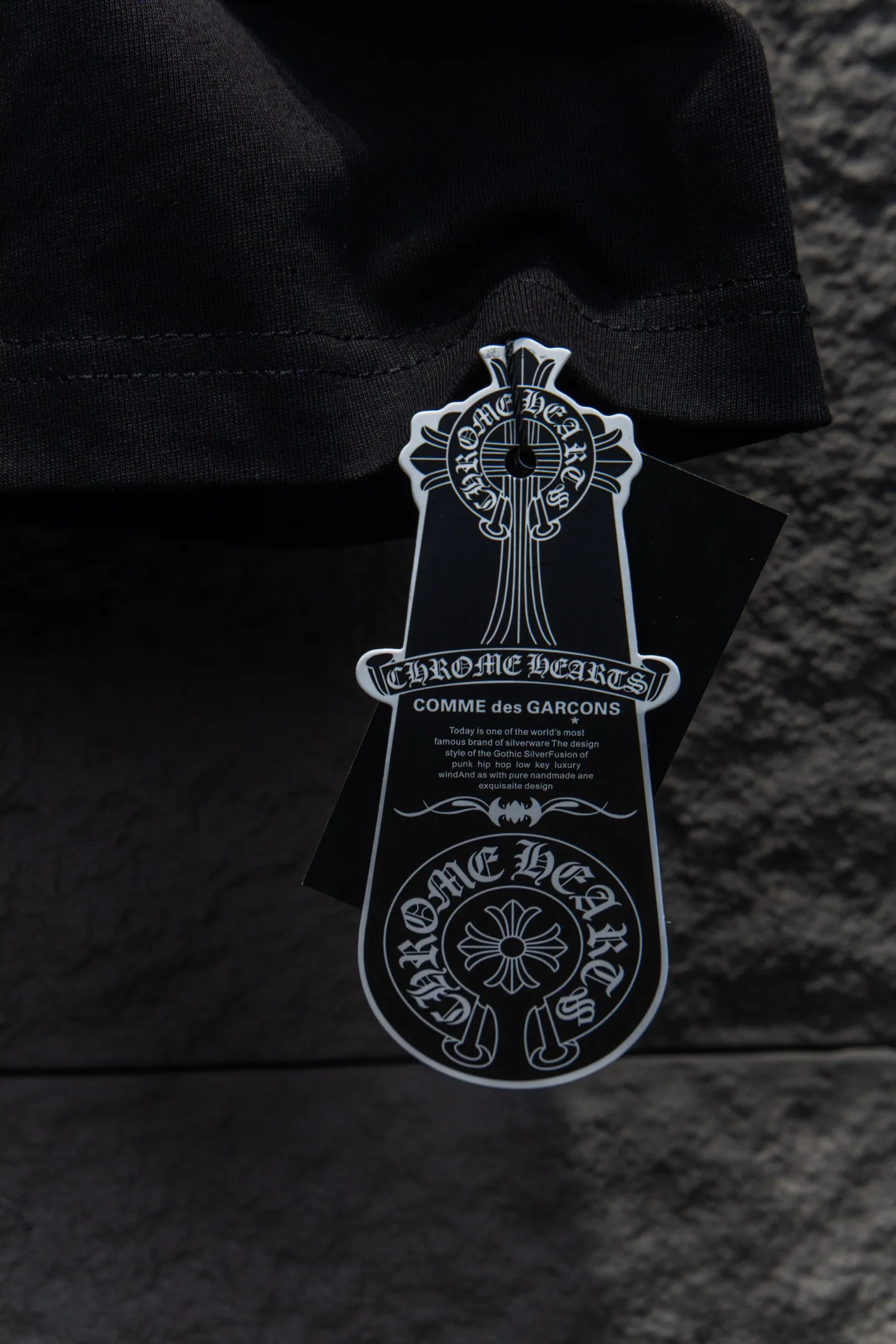 P180 🆕Chrome hearts 25ss os version is really charming and Chrome hearts are really unique. Each season's new version is made to the extreme. It is very practical and can be worn casually. Nice✔️ - ⚠️100% cotton. It is made of 32-count double yarn, 260-gram weight fabric and imported knitted needle carded cotton. It has moderate thickness, drape and contour, and the upper body is comfortable! ! It is very tolerant to fat body types and can instantly lose five pounds after wearing it!  The front and rear panels are hand-printed on the silk screen platen, and the 3D full-color scan pattern is used as film to ensure that the printing pattern is restored to the highest degree, and the printing is made to have a cracking effect and is reinforced and not easy to fall off. The upper and lower LOGO printing has a strong touch texture. The printing material uses environmentally friendly active water slurry and anti-sublimation liquid for the base. The garments can withstand washing without stripping. The addition of handmade elements to the body of the garment greatly increases the interest of the garment and creates a unique visual effect. After special treatment, a unique effect is formed. An irregular hem is added to the version. This year's Kroxin is the main version. In the past two years, the oversize version has become the focus of the trend and has been a popular staple in the past two years. The change of designers has made this brand an instant hit. The progressive fashion of the times also needs the blood impact of fresh elements and trendy designs in order to continue its glory! It’s stylish both inside and outside, a must-have for high street travel! An absolute "eye-catching style" that can match couples 💏 Color: Black White Size: S M L XL
